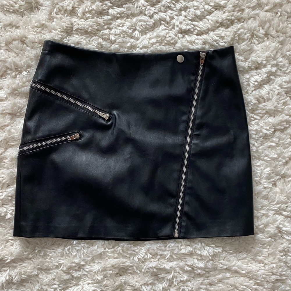 Kendall & Kylie faux leather skirt